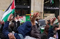 اعتراض دانشجویان حامی فلسطین به کشتار غزه مقابل دانشگاه علوم سیاسی پاریس 