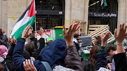 اعتراض دانشجویان حامی فلسطین به کشتار غزه مقابل دانشگاه علوم سیاسی پاریس 
