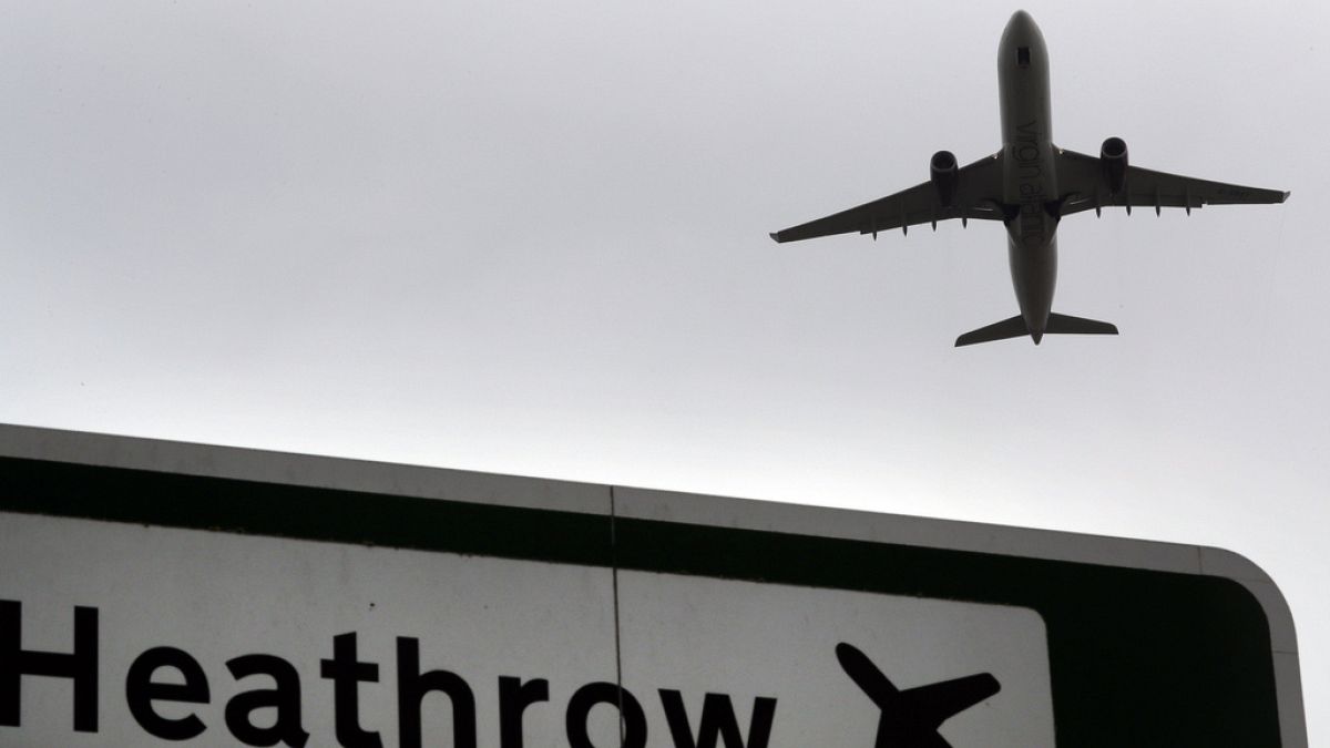 Heathrow strikes: Airport Border Force staff begin four day walkout thumbnail