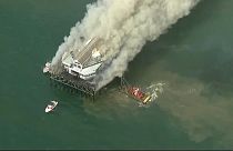 Am Donnerstag hat in Südkalifornien ein leerstehendes Restaurant am Ende des Oceanside Piers Feuer gefangen.