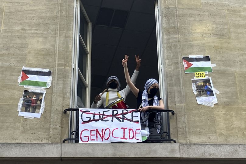 Студенты, блокирующие университет Sciences-Po, показывают V в знак "победы", пятница 26 апреля 2024 года, Париж.