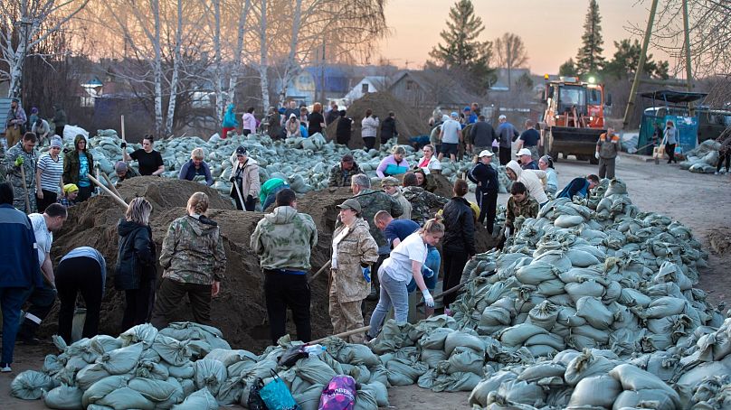 Local residents and volunteers prepare sandbags to strengthen the dam toward a flooded area in Ishim, Tyumen region, 21 April.