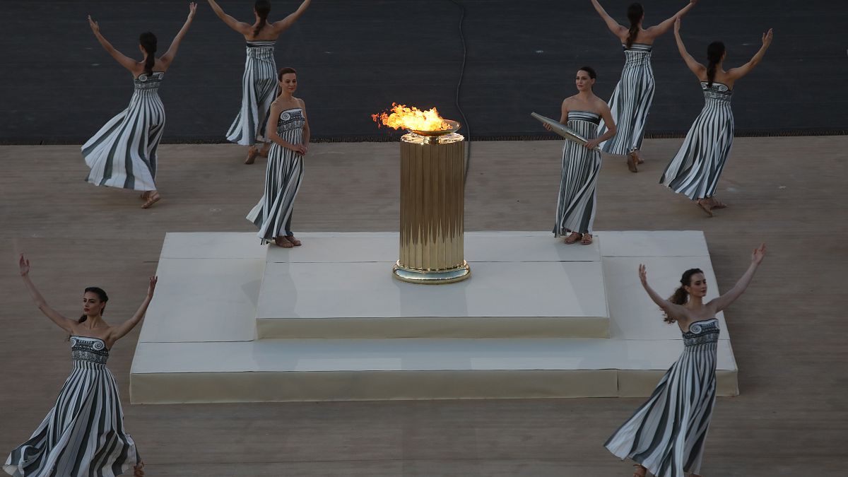 Χορευτές συμμετέχουν σε δρώμενο κατά τη διάρκεια τελετής παράδοσης της Ολυμπιακής Φλόγας, στο Παναθηναϊκό Στάδιο