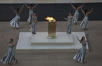 Χορευτές συμμετέχουν σε δρώμενο κατά τη διάρκεια τελετής παράδοσης της Ολυμπιακής Φλόγας, στο Παναθηναϊκό Στάδιο