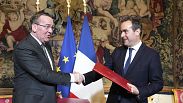 Die Verteidigungsminister Frankreichs und Deutschlands unterzeichnen gemeinsames Militärprojekt.