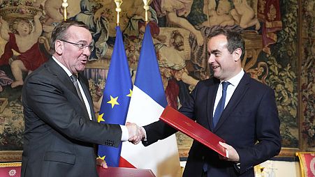 Die Verteidigungsminister Frankreichs und Deutschlands unterzeichnen gemeinsames Militärprojekt.