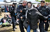مداخله پلیس آلمان برای برچیدن اردوگاه‌ حامیان فلسطین در محوطه مقابل پارلمان 