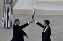 Tony Estanguet, President do comité dos Jogos Olímpicos de Paris recebeu a tocha das mãos do Presidente do Comité Olímpico grego, Spyros Capralos