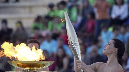 الممثلة ماري مينا خلال مراسم تسليم الشعلة الأولمبية في ملعب باناثينيك في أثينا. 2024/04/27