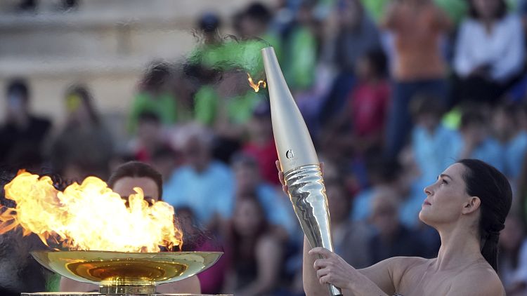الممثلة ماري مينا خلال مراسم تسليم الشعلة الأولمبية في ملعب باناثينيك في أثينا. 2024/04/27