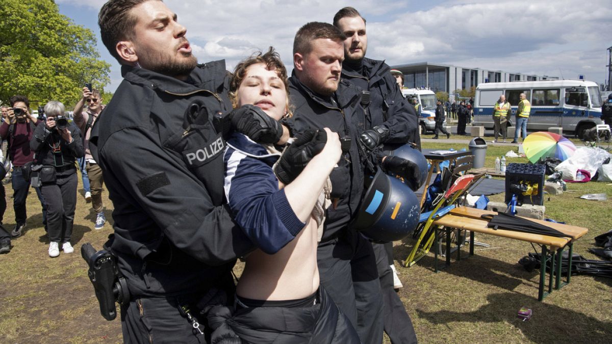 Берлин. Полиция разгоняет лагерь пропалестинских активистов