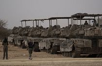 Des véhicules blindés israéliens stationnés près de la frontière entre Israël et Gaza, jeudi 25 avril 2024.