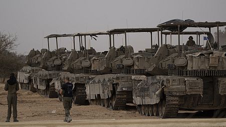 Des véhicules blindés israéliens stationnés près de la frontière entre Israël et Gaza, jeudi 25 avril 2024.