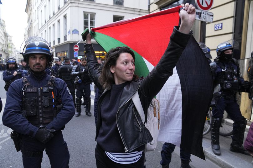 Une manifestante pro-palestinienne devant Science-Po à Paris.