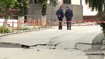 Blick auf das Erdloch, das in einer rumänischen Stadt auftauchte