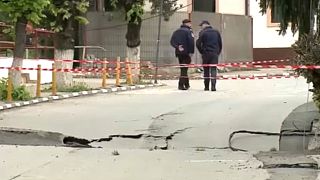 Blick auf das Erdloch, das in einer rumänischen Stadt auftauchte