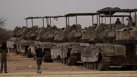 إسرائيل تحشد دباباتها ومدرعاتها على طول الحدود الجنوبية لقطاع غزة