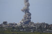 İsrail savaş uçaklarının Gazze'ye düzenlediği hava saldırısı sonrası yükselen dumanlar
