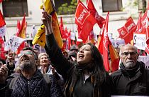 Apoiantes do primeiro-ministro de Espanha, Pedro Sánchez, reúnem-se na sede do partido PSOE durante uma manifestação em Madrid, Espanha, sábado, 27 de abril de 2024. 