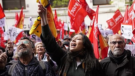 Apoiantes do primeiro-ministro de Espanha, Pedro Sánchez, reúnem-se na sede do partido PSOE durante uma manifestação em Madrid, Espanha, sábado, 27 de abril de 2024. 