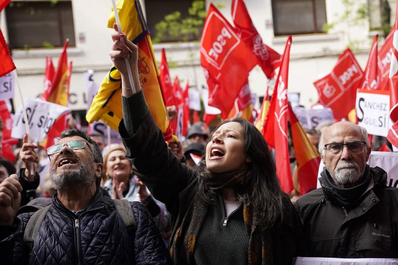 Pedro Sanchez destekçisi binlerce kişi, Madrid'de düzenledikleri bir mitingle İspanya Başbakanı'ndan istifa etmemesini istedi