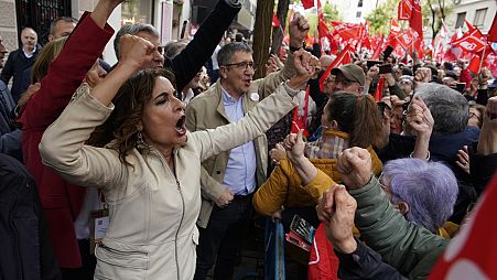La vicepresidenta primera del Gobierno y número dos del PSOE, María Jesús Montero, junto a los manifestantes a favor de Sánchez en la calle Ferraz de Madrid.