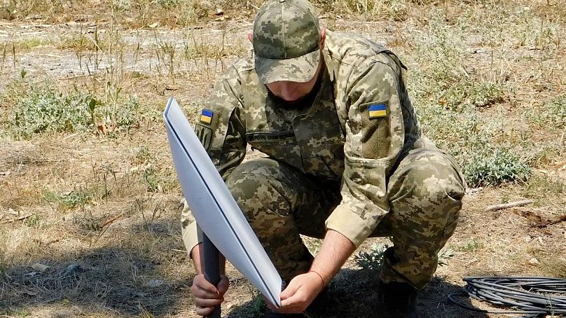 Ukrán katona Starlink egységet telepít