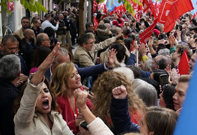 Sosyalist Parti'nin Madrid'deki genel merkezi önünde binlerce kişi, Başbakan Pedro Sanchez'den görevi başında kalmasını istedi