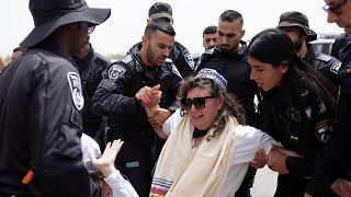 الشرطة الإسرائيلية أثناء اعتقال الناشطين
