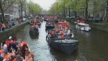 هولنديون يبحرون في قنوات أمستردام