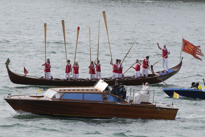 El Papa Francisco es recibido por gondoleros a su llegada a Venecia en abril de 2024, cuando también visitó el pabellón del Vaticano en la Bienal de Venecia.
