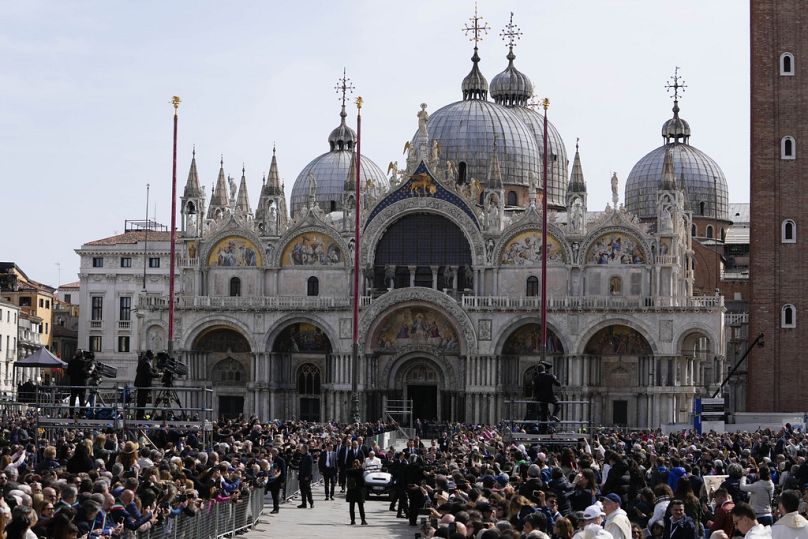Papst Franziskus kommt auf dem Markusplatz an, um eine Messe in Venedig, Italien, zu halten, Sonntag, 28. April 2024.