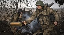 Soldados ucranianos com a 71ª Brigada Jaeger disparam um obu M101 em posições russas na linha de frente, perto da cidade de Avdiivka, na região de Donetsk, a 22 de março de 2024