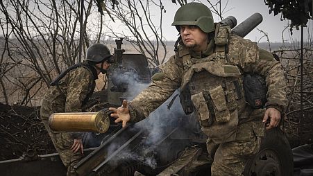 Soldados ucranianos com a 71ª Brigada Jaeger disparam um obu M101 em posições russas na linha de frente, perto da cidade de Avdiivka, na região de Donetsk, a 22 de março de 2024