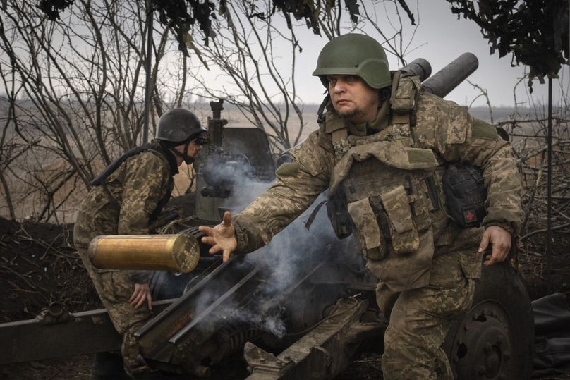 Ukrainische Soldaten der 71. Jägerbrigade feuern mit einer Haubitze M101 auf russische Stellungen an der Frontlinie in der Nähe von Awdiwka in der ukrainischen Region Donezk,