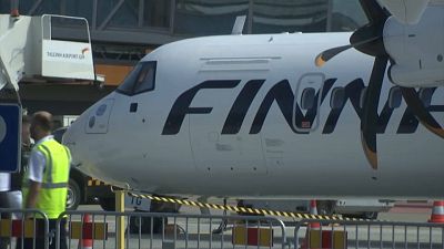 Avião da Finnair's ATR-72 na pista em Tartu