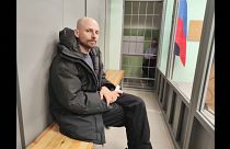 Il giornalista Sergey Karelin in un tribunale nella regione di Muramansk, il 27 aprile 2024