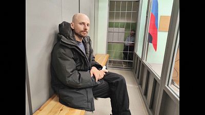 Le journaliste Sergueï Kareline dans un tribunal de la région de Mourmansk, le 27 avril 2024.