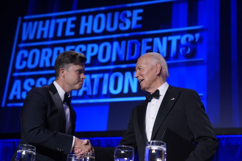Joe Biden cumprimenta Colin Jost no Jantar da Associação de Correspondentes da Casa Branca