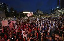 آلاف الإسرائيليين يحتجون في تل أبيب ضد حكومة نتنياهو ويطالبون باستقالته، السبت، 27 أبريل نيسان 2024.