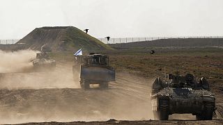 القوات الإسرائيلية تتحرك بالقرب من حدود قطاع غزة، الاثنين، 4 مارس 2024. 