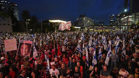 آلاف الإسرائيليين يحتجون في تل أبيب ضد حكومة نتنياهو ويطالبون باستقالته، السبت، 27 أبريل نيسان 2024.