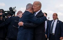 الرئيس الأمريكي جو بايدن يعانق رئيس الوزراء الإسرائيلي بنيامين نتنياهو في مطار بن غوريون، 18 أكتوبر/تشرين الأول 2023.