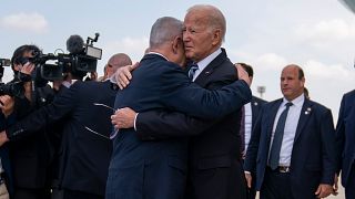 الرئيس الأمريكي جو بايدن يعانق رئيس الوزراء الإسرائيلي بنيامين نتنياهو في مطار بن غوريون، 18 أكتوبر/تشرين الأول 2023.