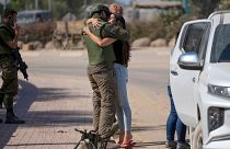 جندي إسرائيلي يعانق شريكته بالقرب من الحدود مع قطاع غزة، جنوب إسرائيل، 20 أكتوبر/تشرين الأول 2023.