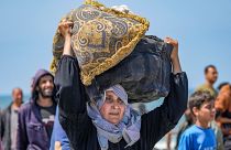 نازحون فلسطينيون يحاولون العودة سيراً على الأقدام من وسط قطاع غزة إلى شماله، 14 أبريل/نيسان 2024