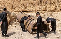 شبان يهود يتفقدون حطام صاروخ إيراني تم اعتراضه في مدينة عراد بالنقب