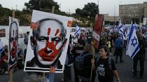 La gente protesta contra el primer ministro israelí, Benjamin Netanyahu, y pide la liberación de los rehenes retenidos por Hamás en Gaza, Jerusalén, el 31 de marzo de 2024