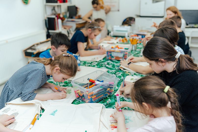 Kézműves foglalkozás az ukrán gyerekeknek