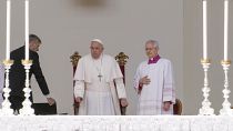 Ο Πάπας Φραγκίσκος φτάνει στην πλατεία του Αγίου Μάρκου για να γιορτάσει μια λειτουργία στη Βενετία, 28 Απριλίου 2024